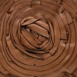 Pre Owned حقيبة هوبو فالنتينو جلد بني مزين بتلات زهرة