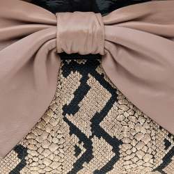 مملوكة مسبقًا حقيبة فالنتينو أفروديت قش وجلد لامع وجلد ثلاثي اللون بفيونكة يد علوية