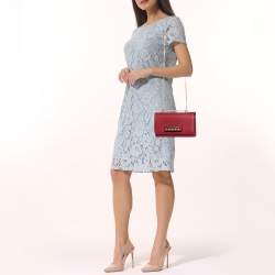 Pre Owned حقيبة كلتش فالنتينو فا فا فوم جلد عنابي مرصعة روكستد بسلسلة 