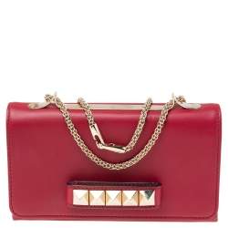 Pre Owned حقيبة كلتش فالنتينو فا فا فوم جلد عنابي مرصعة روكستد بسلسلة 