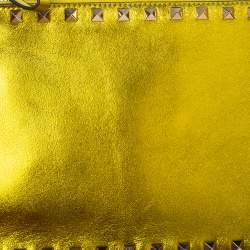 مملوكة مسبقًا Valentino Metallic Green Glossy Leather Rockstud Clutch