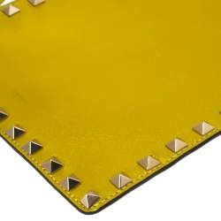 مملوكة مسبقًا Valentino Metallic Green Glossy Leather Rockstud Clutch