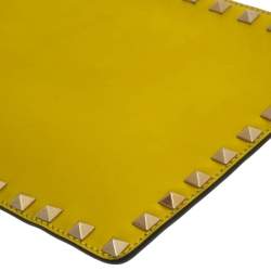 مملوكة مسبقًا Valentino Metallic Green Glossy Leather Rockstud Clutch