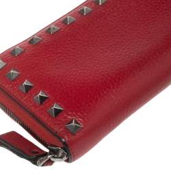 Pre Owned Valentino Red Grained Leather Rockstud Zip Around Wallet
