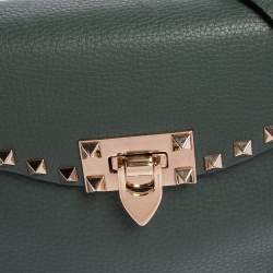 مملوكة مسبقًا حقيبة فالنتينو جلد أخضر مرصع روكستد قفل بقلاب يد علوية