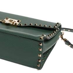 مملوكة مسبقًا حقيبة فالنتينو جلد أخضر مرصع روكستد قفل بقلاب يد علوية