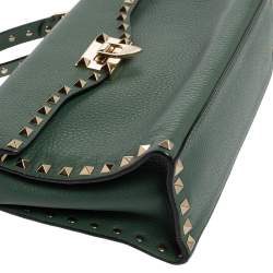 مملوكة مسبقًا حقيبة فالنتينو جلد أخضر مرصع روكستد قفل بقلاب يد علوية