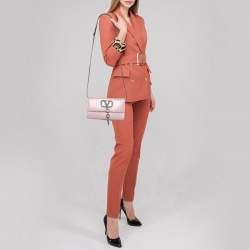 مملوكة مسبقًا حقيبة كلتش فالنتينو في كايس جلد وردي فاتح مزينة بالكريستال