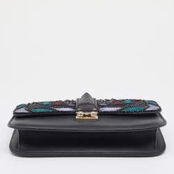 مملوكة مسبقًا حقيبة كتف فالنتينو جلد أسود مزخرف مرصع قفل غلام بسلسلة