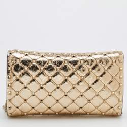 Pre Owned محفظة بسلسلة فالنتينو جلد ذهبي ميتاليك مبطن مرصعة روكستد