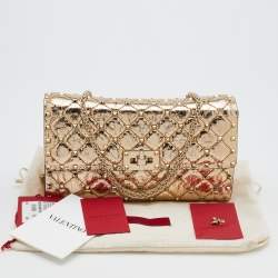 Pre Owned محفظة بسلسلة فالنتينو جلد ذهبي ميتاليك مبطن مرصعة روكستد