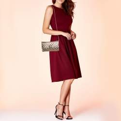 Pre Owned محفظة بسلسلة فالنتينو جلد ذهبي ميتاليك مبطن مرصعة روكستد