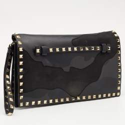 Pre Owned حقيبة كلتش معصم فالنتينو جلد وكانفاس كاموفلاج رصاصي / أسود مرصعة بمسامير روكستد 