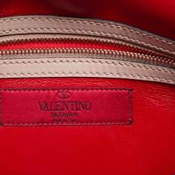 Pre Owned حقيبة كلتش فالنتينو جلد بيج لامع ترصيعات روكستد متوسطة