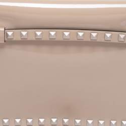 Pre Owned حقيبة كلتش فالنتينو جلد بيج لامع ترصيعات روكستد متوسطة