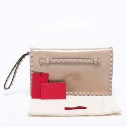 Pre Owned حقيبة كلتش فالنتينو جلد بيج لامع ترصيعات روكستد متوسطة