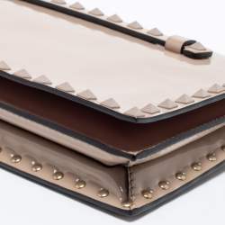 Pre Owned حقيبة كلتش فالنتينو جلد بيج لامع ترصيعات روكستد متوسطة