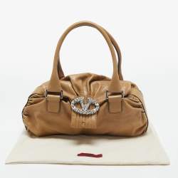 مملوكة مسبقًا حقيبة كتف فالنتينو جلد بني مرصع شعار حرف V