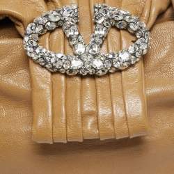 مملوكة مسبقًا حقيبة كتف فالنتينو جلد بني مرصع شعار حرف V