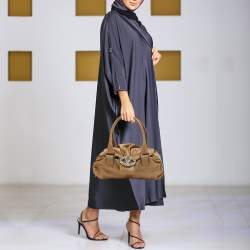 مملوكة مسبقًا حقيبة كتف فالنتينو جلد بني مرصع شعار حرف V