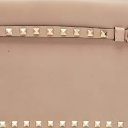 مملوكة مسبقًا Valentino Beige Leather Rockstud Wristlet Clutch