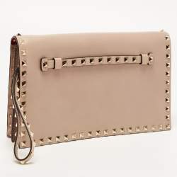 مملوكة مسبقًا Valentino Beige Leather Rockstud Wristlet Clutch