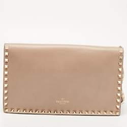 مملوكة مسبقًا Valentino Beige Leather Rockstud Wristlet Clutch