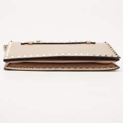 مملوكة مسبقًا Valentino Beige Leather Rockstud Wristlet Clutch