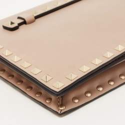 مملوكة مسبقًا Valentino Beige Leather Rockstud Wristlet Clutch
