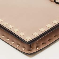 مملوكة مسبقًا Valentino Beige Leather Rockstud Wristlet Clutch