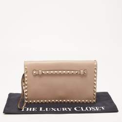 مملوكة مسبقًا Valentino Beige Leather Rockstud Wristlet Clutch