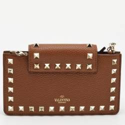مملوكة مسبقًا Valentino Brown Leather Rockstud Chain Phone Pouch