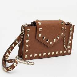 مملوكة مسبقًا Valentino Brown Leather Rockstud Chain Phone Pouch