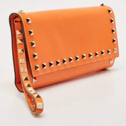 مملوكة مسبقًا Valentino Neon Orange Leather Rockstud Trifold Wristlet Clutch