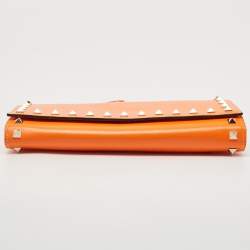 مملوكة مسبقًا Valentino Neon Orange Leather Rockstud Trifold Wristlet Clutch