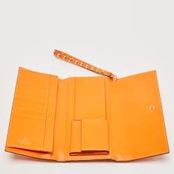 مملوكة مسبقًا Valentino Neon Orange Leather Rockstud Trifold Wristlet Clutch