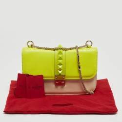 مملوكة مسبقًا Valentino Neon Yellow/Cream Leather Medium Rockstud Glam Lock Flap Bag