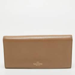 مملوكة مسبقًا Valentino Beige Leather Rockstud Continental Wallet