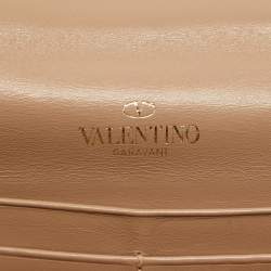 مملوكة مسبقًا Valentino Beige Leather Rockstud Continental Wallet