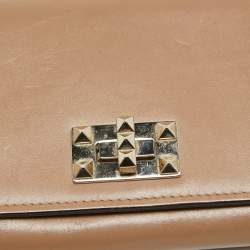 مملوكة مسبقًا Valentino Beige Leather Rockstud Continental Wallet