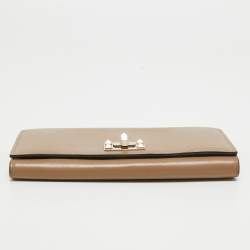مملوكة مسبقًا Valentino Beige Leather Rockstud Continental Wallet