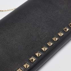 مملوكة مسبقًا Valentino Black Leather Rockstud Bangle Clutch
