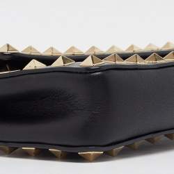 مملوكة مسبقًا Valentino Black Leather Rockstud Bangle Clutch