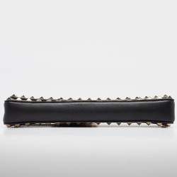 مملوكة مسبقًا Valentino Black Leather Rockstud Bangle Clutch