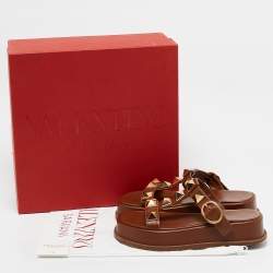 مملوكة مسبقًا Valentino Brown Leather Roman Stud Platform Slide Sandals Size 37