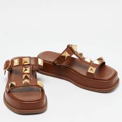 مملوكة مسبقًا Valentino Brown Leather Roman Stud Platform Slide Sandals Size 37