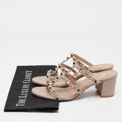 مملوكة مسبقًا Valentino Beige Leather Rockstud Ankle Strap Sandals Size 37.5