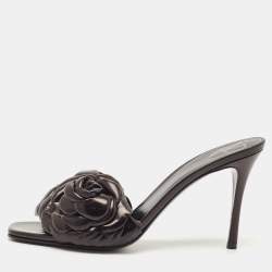 مملوكة مسبقًا Valentino Black Leather Atelier 03 Rose Edition Slide Sandals Size 39