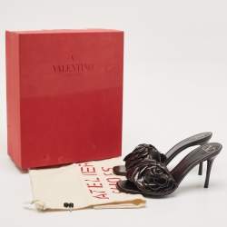 مملوكة مسبقًا Valentino Black Leather Atelier 03 Rose Edition Slide Sandals Size 39