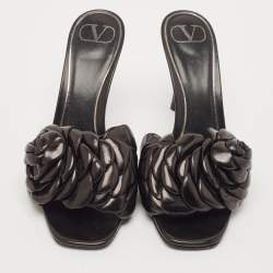 مملوكة مسبقًا Valentino Black Leather Atelier 03 Rose Edition Slide Sandals Size 39